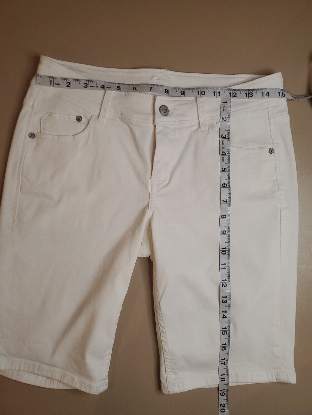 Tommy Bahama White Women's Bermuda Shorts Size 6 Cotton Blend Stretchy - Picture 6 of 6